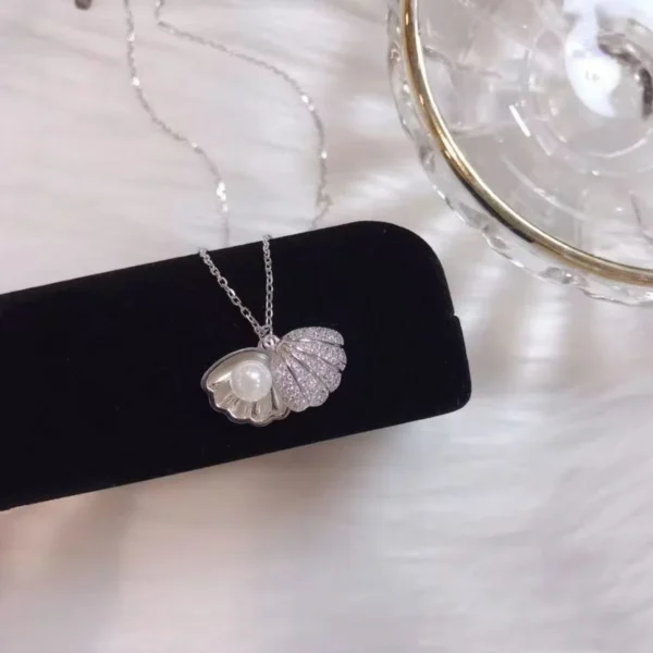 Eterna Shell Pendant Necklace